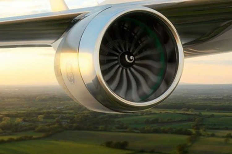 مسافر يلقي عملة معدنية في محرك الطائرة لـ "جلب الحظ"