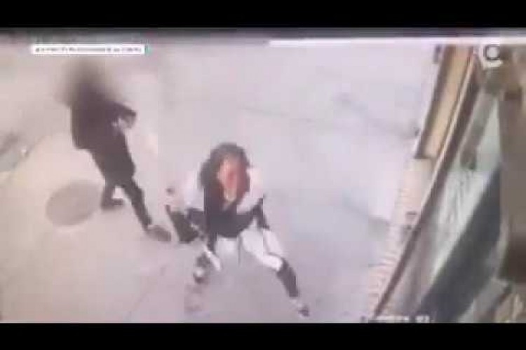 بالفيديو.. سيدة لم تجد وجبتها فحطمت المطعم !