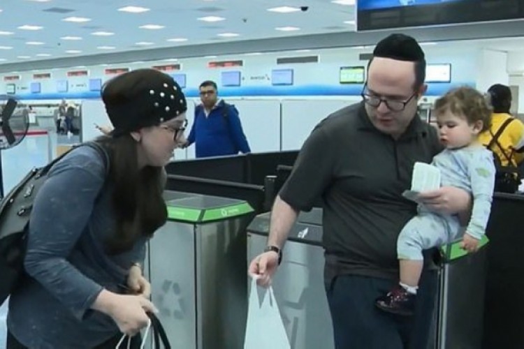 طرد عائلة من رحلة طيران بأمريكا بسبب رائحة أجسادهم