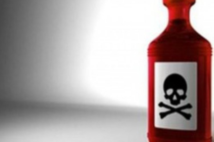 هنا.. قصة طفلة أجبرها والدها على شرب "الأسيد" نكاية بوالدتها