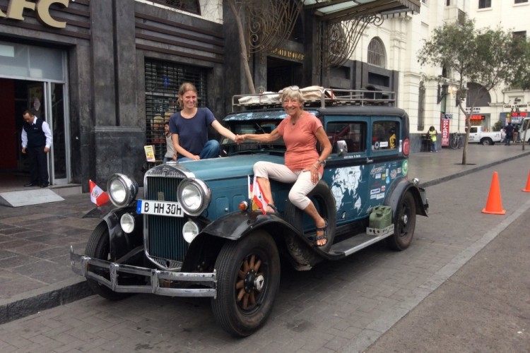 مسنَّة ألمانيَّة تطوف العالم بـ"سيارة عتيقة"