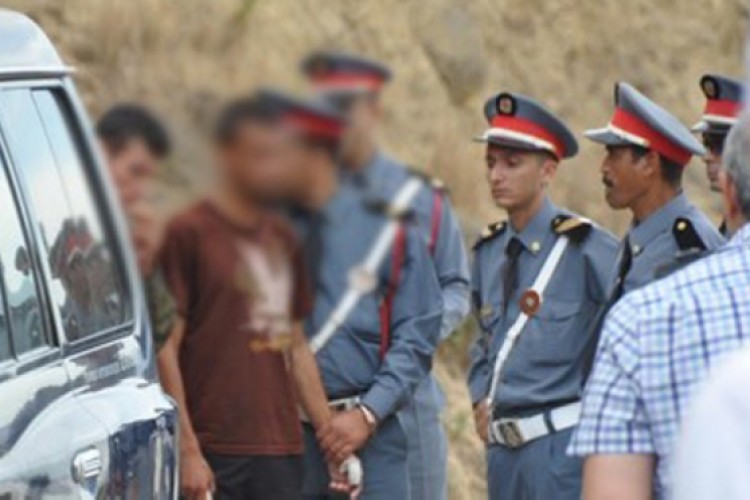 مغربي يتخلص من طفلته لبكائها ومطالبتها بوالدتها