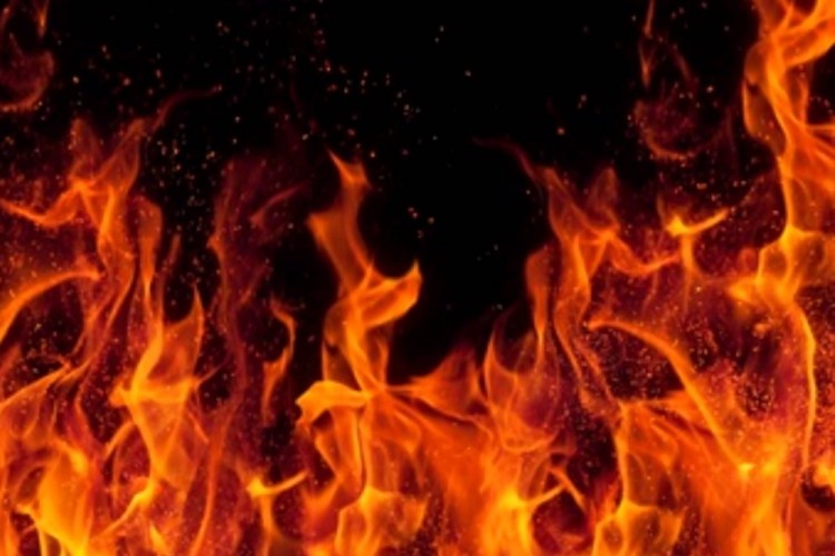 شاب يضرم النار في والدته بعد رفضها إعطاءه مبلغًا ماليًا