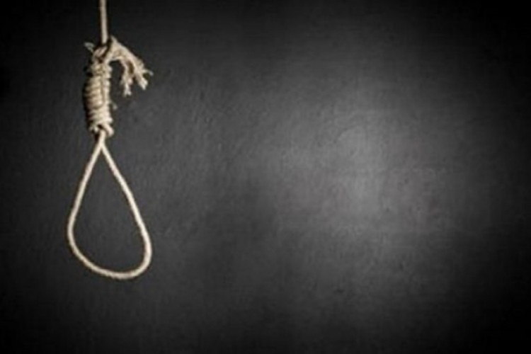 مصرع طفلة شاهدت والدها مشنوقاً في غرفته