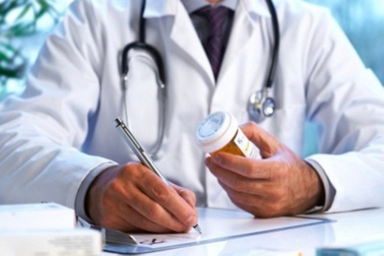 أسرة تتفاجأ بعد وفاة طفلتها بحقيقة عمل "الطبيب" المعالج