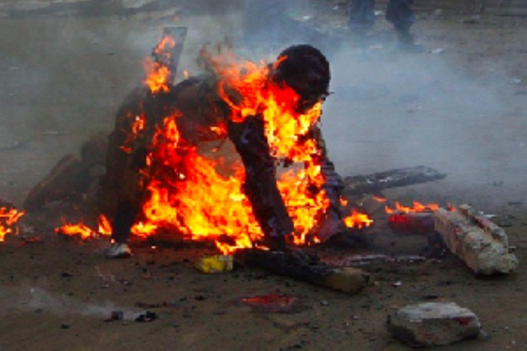 باكستانيون يحرقون لصا إثر ضبطه متلبسا بسرقة بسوق في كراتشي