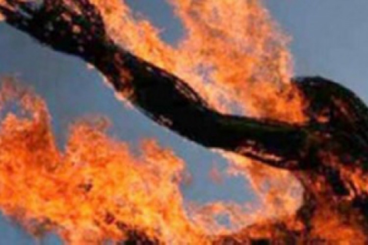 فتاة تحرق نفسها أثناء محاولتها إحراق مدرستها في فيتنام