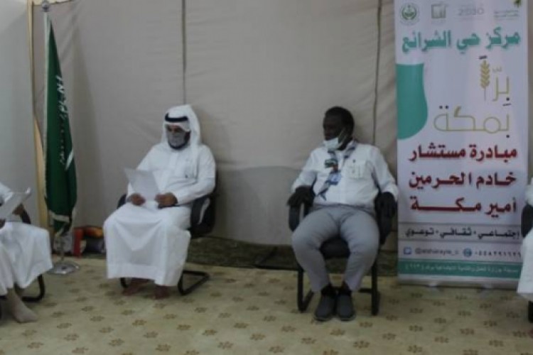 مركز حي الشرائع بمكة يواصل جهوده في تقديم السلال الغذائية