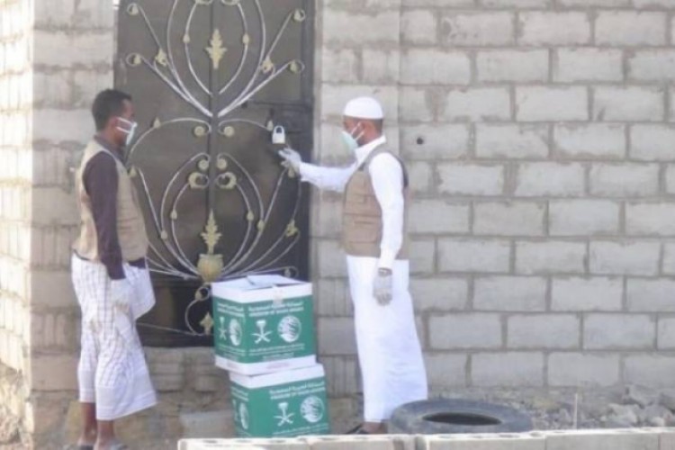 "سلمان للإغاثة" يوزع 1,300 سلة غذائية في في مديرية بيحان بـ "شبوة"