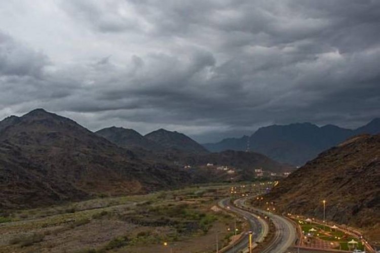 "الأرصاد" تنبّه من هطول أمطار متوسطة إلى غزيرة على منطقة الباحة