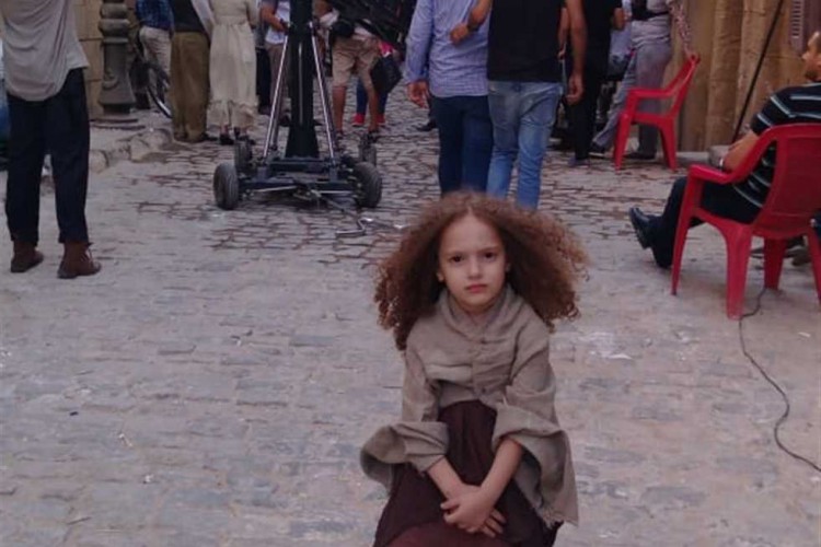 «الطفلة لارا».. موديل تحب الفن وتشارك في الترويج للسياحة المصرية