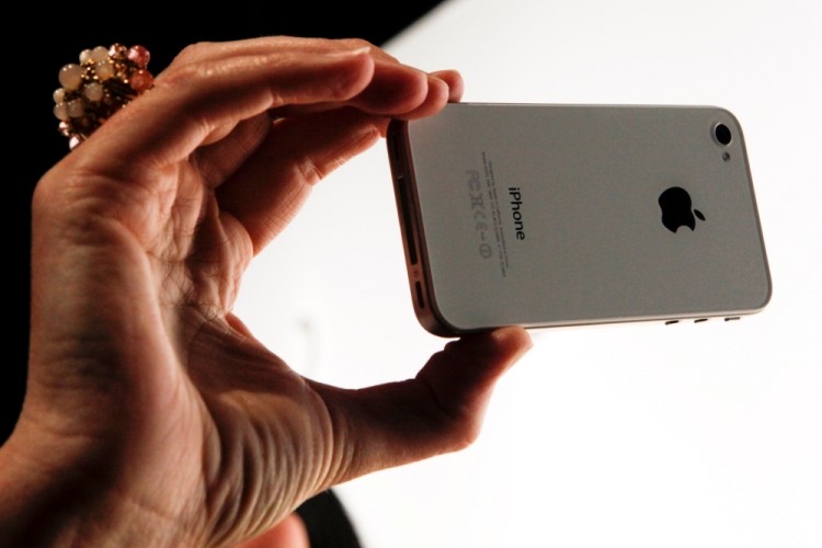 آيفون بـ 3 كاميرات وشاحن "مثير للجدل"