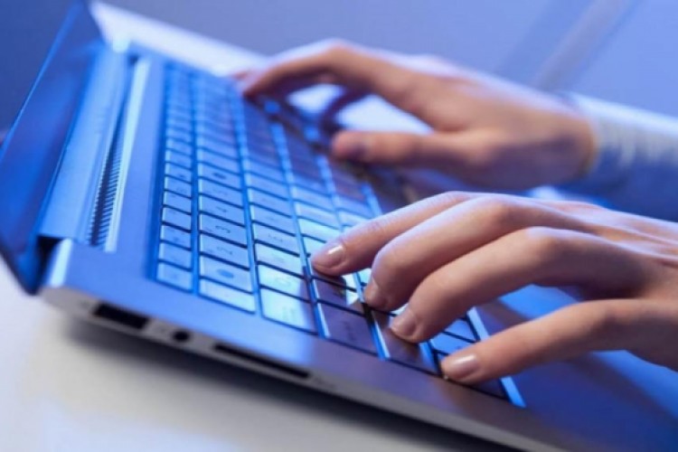 كيف تمنع كاميرات أجهزتك من "التجسس" عليك؟