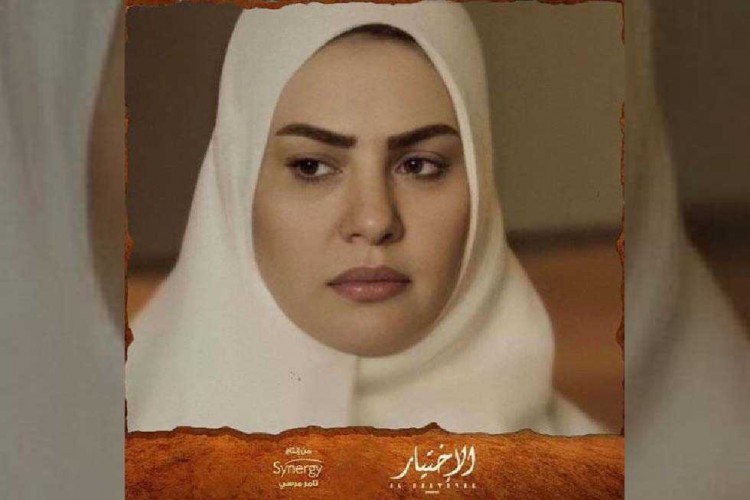 ماذا قالت دينا فؤاد عن تجسيدها لدور زوجة «عشماوي» في «الاختيار»؟