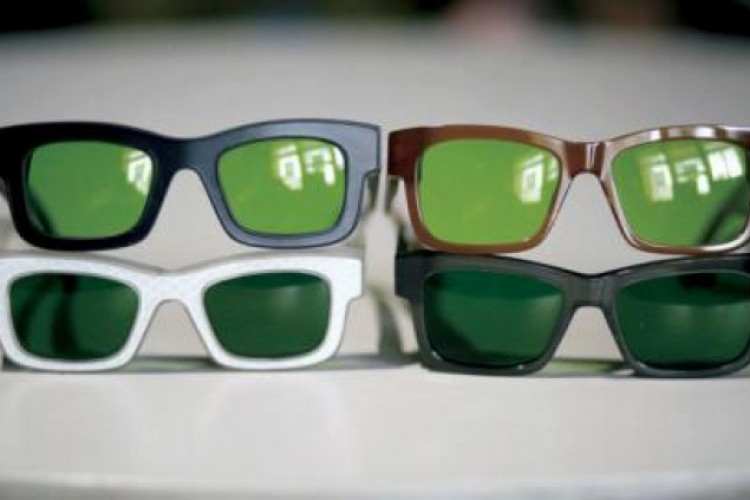 نظارات مطورة تعطّل تقنية التعرف على الوجوه