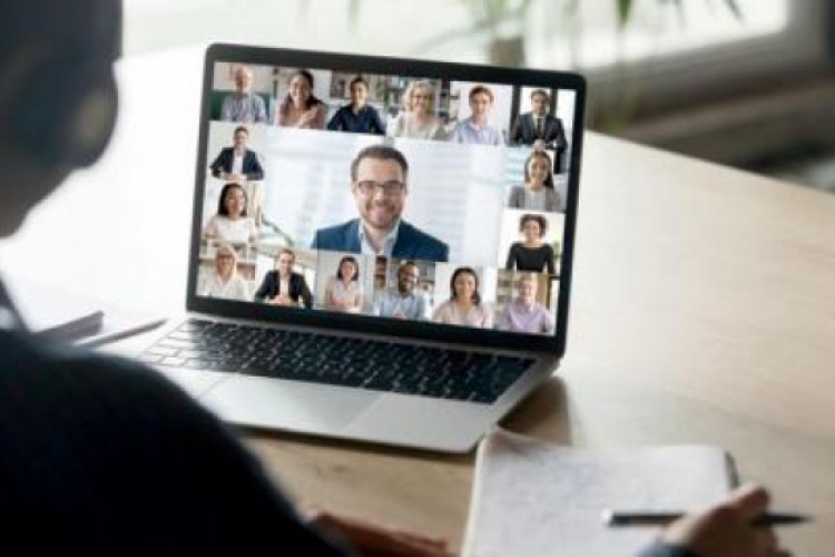 كيف تحسّنون مؤتمرات الفيديو خلال العمل من المنزل؟