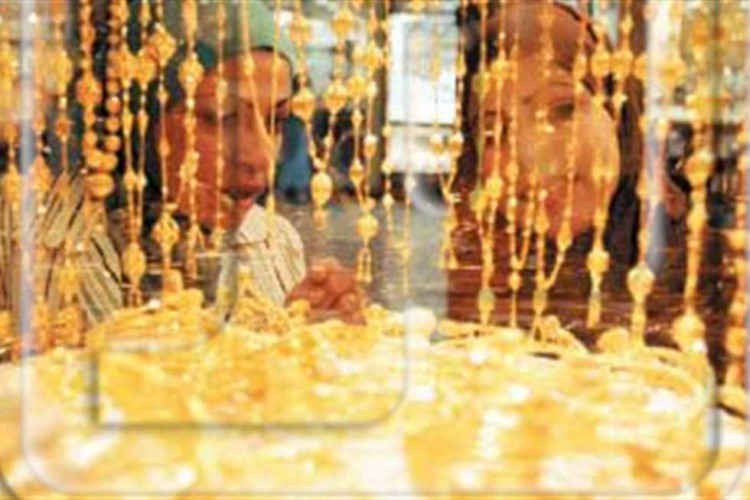 الذهب يصعد مع تراجع الدولار وترقب قرار «المركزي الأمريكي»