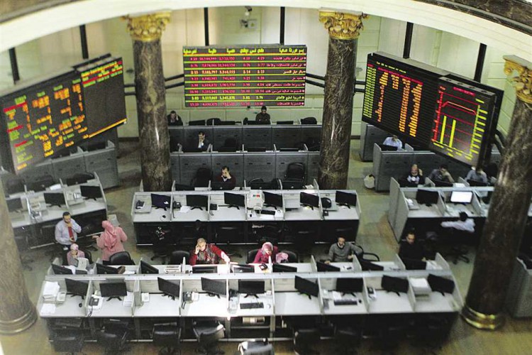 «كورونا» يضرب سوق المال.. وعودة الأجانب تسهم فى تنشيط السوق