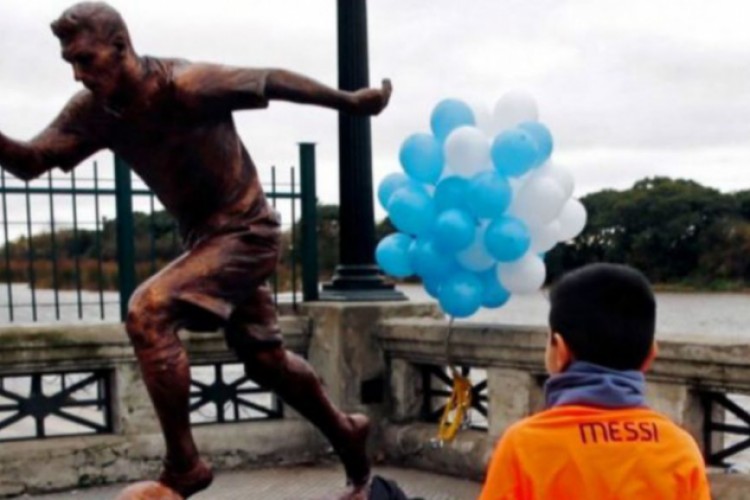 إزاحة الستار عن تمثال ميسي في الأرجنتين وسط مناشدات له بالعودة
