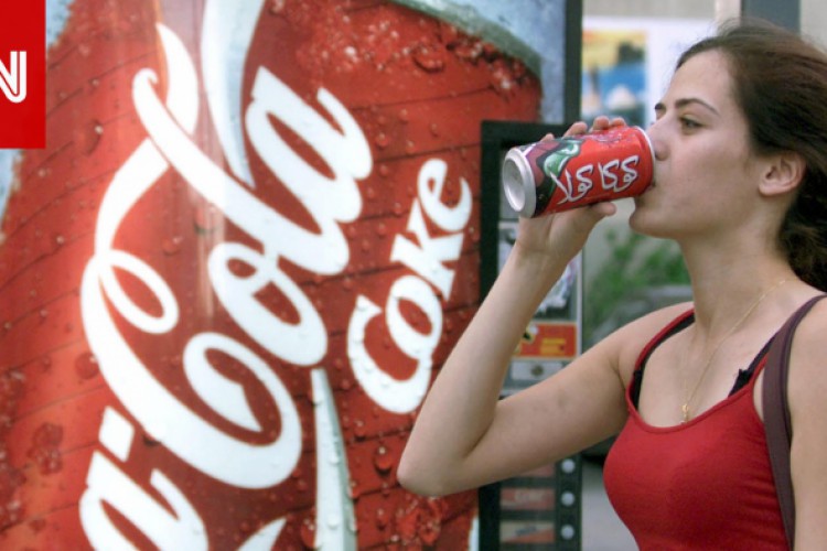 وزيرة العمل في لبنان تؤكد لـCNN خبر اقفال شركة كوكا كولا.. ومغردون: "أي لبنان ينتظرنا؟ الله يسترنا"