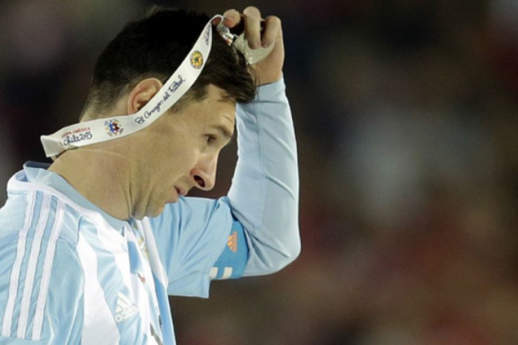 مارادونا يناشد ميسي اعادة النظر في قراره اعتزال اللعب الدولي