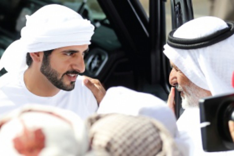 حمدان بن محمد يشهد رابع أيام مهرجان الهجن بالمرموم