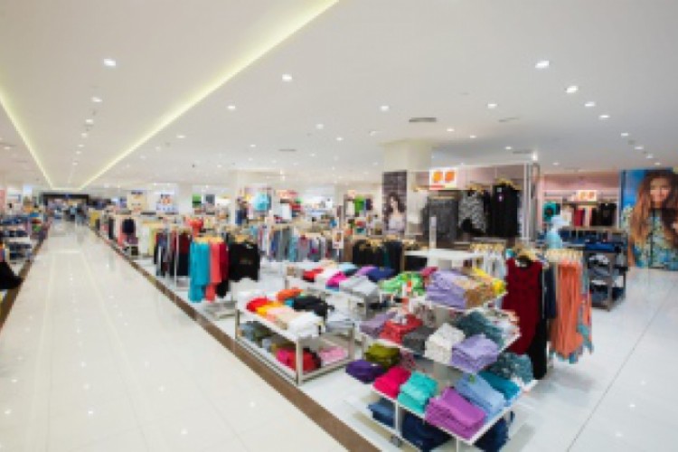 المراكز التجارية في الشارقة تفتح أبوابها للمتسوقين