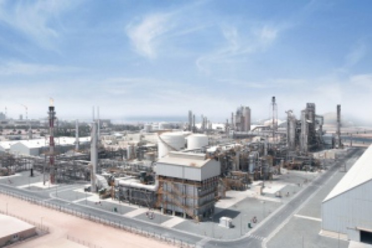 أبوظبي تعيد تشغيل مصفاة الرويس بعد أعمال صيانة