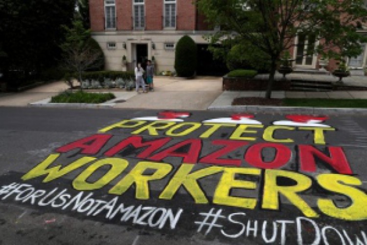 جدارية عملاقة أمام قصر مؤسس أمازون احتجاجا على أوضاع الموظفين في زمن كورونا