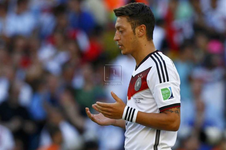 مسعود أوزيل يتبرع لتقديم وجبات إفطار رمضان في تركيا وسوريا