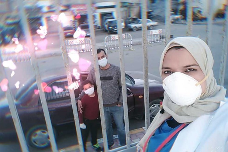 لم تغادر المستشفى منذ شهرين.. مدير «عزل العجمي» تلتقي أسرتها من خلف القضبان