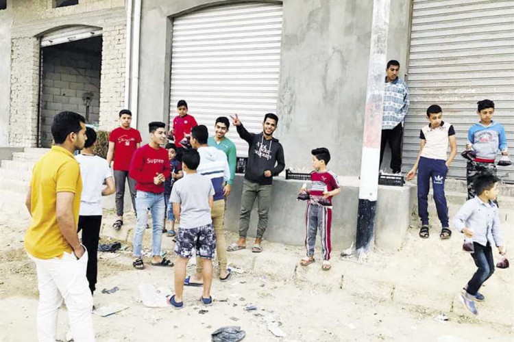 شباب العريش يوزّعون عصائر و«كنافة بالقشطة» على روح الشهيد أحمد منسي