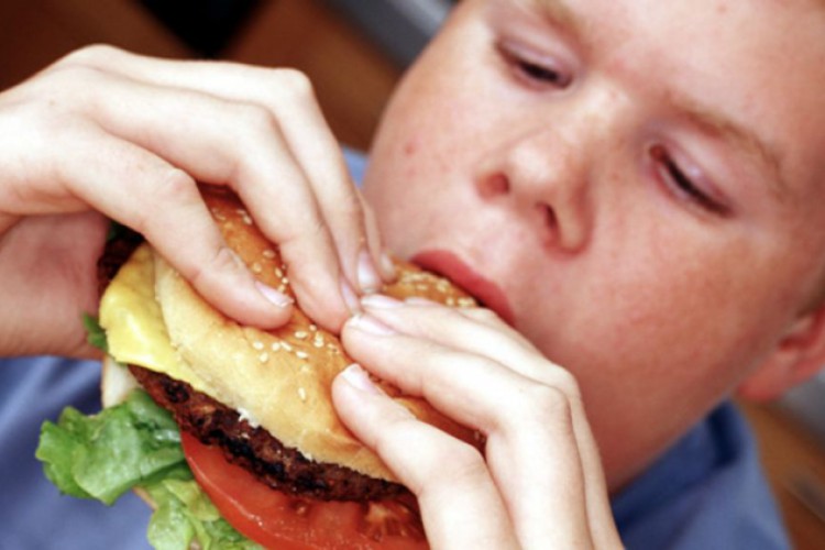 دراسة: اعلانات الوجبات السريعة تجعل الاطفال يشعرون بالجوع