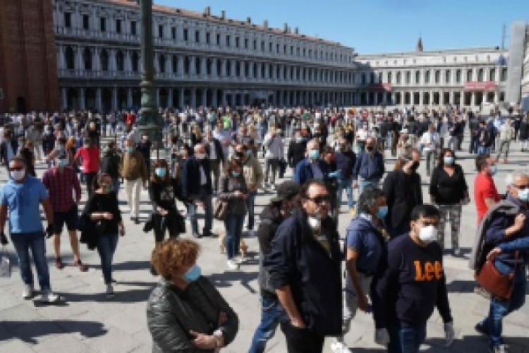 العالم يتنفس خارج الجدران