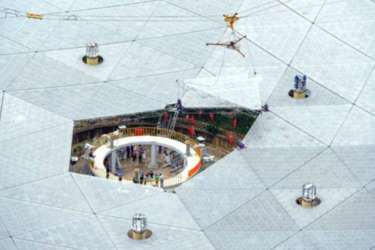 الصين تثبّت آخر قطعة في أكبر تليسكوب لاسلكي في العالم