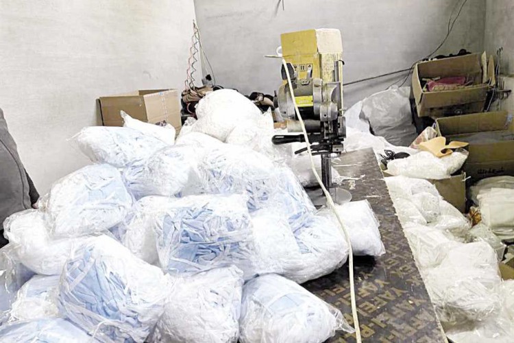 الحكومة تُسعّر والصيدليات تخالف.. رحلة البحث عن «كمامة» بعد أسبوعين من التسعيرة الجبرية