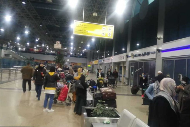 مصادر: مصر تبدأ جسرًا جويًا لإعادة آلاف العالقين بالكويت بعد «أعمال الشغب»