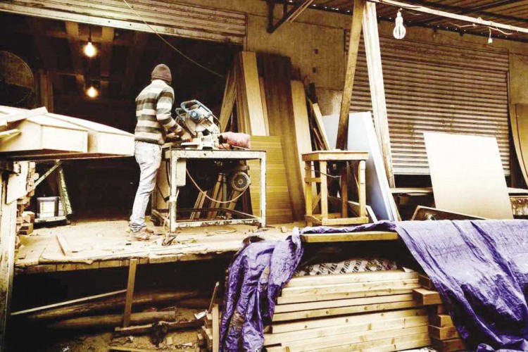 غرفة الأخشاب: انهيار الطلب على صناعات الأثاث محليًا وتوقف العقود التصديرية