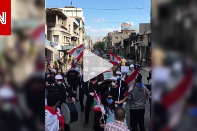 "رقصة التابوت" في جنازة رمزية لليرة اللبنانية بعد انهيار سعر صرفها