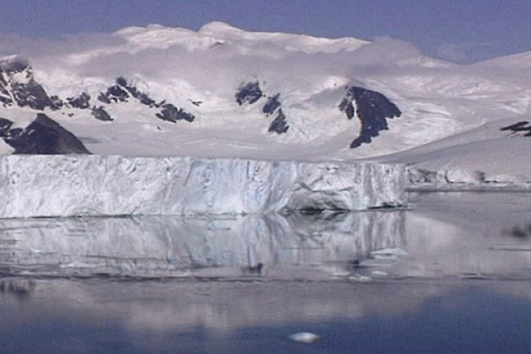 انكماش ثقب الأوزون الموجود فوق القارة القطبية الجنوبية