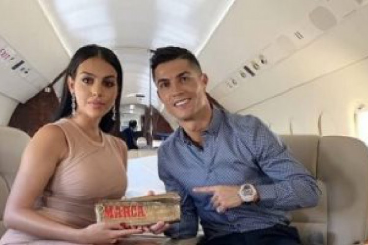 جولة داخل طائرة رونالدو الخاصة بعد عودته إلى تورينو.. صور - اليوم السابع