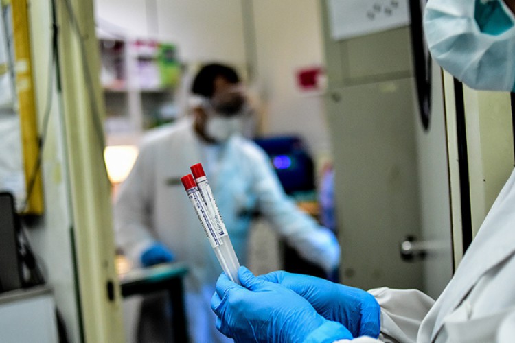 سلالة جديدة أشد عدوى من فيروس كورونا تجتاح العالم وتصعّب تطوير لقاح ضده! - RT Arabic