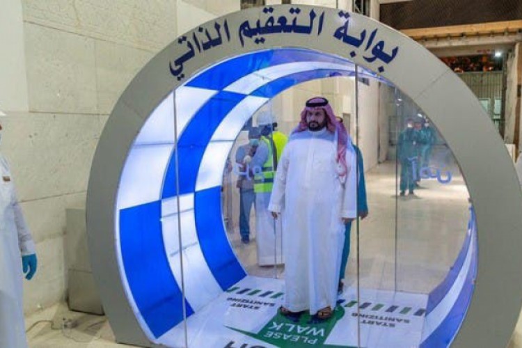 هكذا تعمل بوابات التعقيم الذاتي بالمسجد الحرام - العربية
