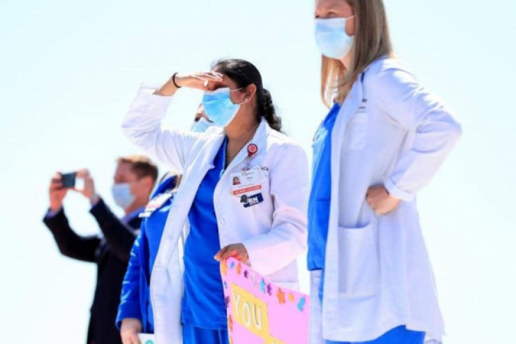 "الجيش الأبيض" يدفع ثمن كورونا.. وتحذير من الأسوأ - Sky News Arabia سكاي نيوز عربية