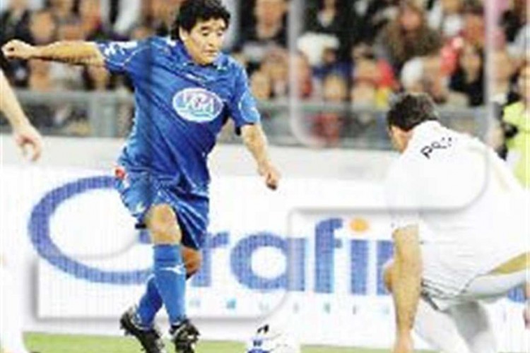 بيع قميص«مارادونا» لمساعدة متضررى كورونا فى نابولى