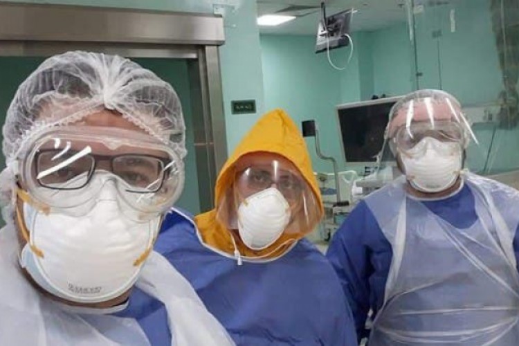 أعراض غامضة وحالات حرجة.. أطباء مصريون يروون عن كورونا - العربية