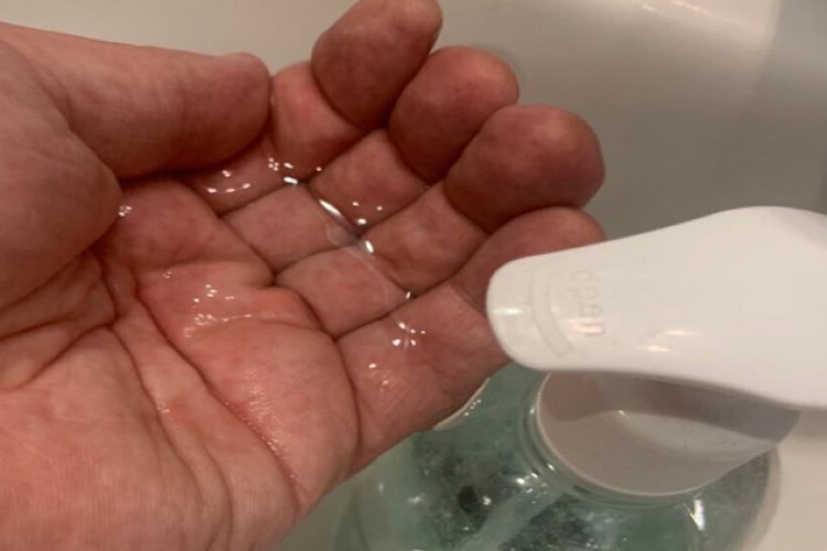 مطهرات اليد يمكن أن تسبب التهاب الجلد مما يزيد من خطر العدوى - RT Arabic