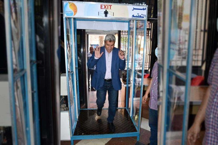 «مياه المنيا» تصنع كبائن تعقيم لمواجهة فيروس كورونا