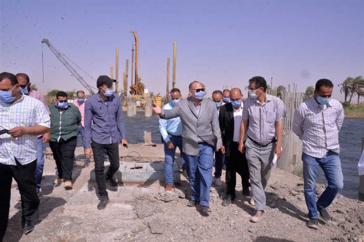 محافظ أسيوط يتابع تنفيذ الإجراءات الوقائية من كورونا للعاملين بمحور ديروط الحر